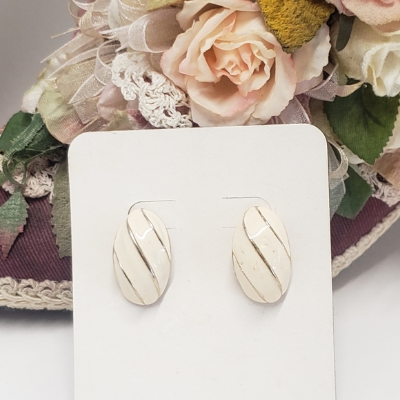 Vintage Jewelry - Elegant Vintage Cream & Gold Earrings